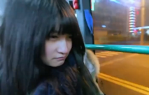 漂亮美眉 被小哥哥帶回房間無套啪啪 開始很有點害羞 被各種輸出