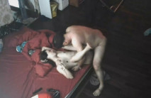 黑客破解家庭網路攝像頭偷拍 威猛大叔和身材不錯的嬌妻啪啪床上幹到地板按著身子打樁