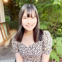 一個清純派的黑髮女孩被一根巨大的陰莖刺激得興奮不已！她扭動著身體，享受著猛烈抽插帶來的快感，最終達到了高潮！