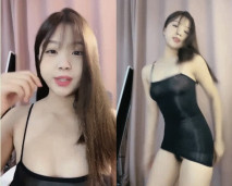 笑起來超甜，純欲系美少女，性感吊帶包臀裙，誘人熱舞，多毛嫩穴，道具猛捅流白漿，超近特寫