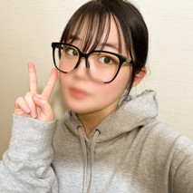 戴眼鏡的19歲女大學生被金錢誘惑，穿著學校泳衣拍攝自己性交的影片。她純潔的身體多次達到高潮，即使她說“拔出來……”，仍然在她體內射精！