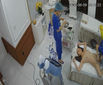 2023新流出黑客破解美容院監控攝像頭偷拍 幾個做激光脫毛的妹子