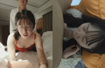 【2025年新流】，超級綠帽，極品騷妻【南瓜糯米飯】露臉眼鏡少婦，老公調教露出，約炮單男3P前後夾擊