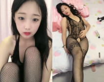 近期下海甜美少女！連體網襪開檔美臀！第一視角後入，屁股扭來扭去，乾凈無毛肥唇嫩穴