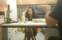 胖子約操騷熟女，聊聊天調調情，扒掉衣服手指扣穴，一頓猛操搞了兩炮