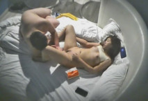 新流出酒店偷拍 小胖吃完宵夜和嬌小學妹女友開房過夜 趴在妹子身上無套內射