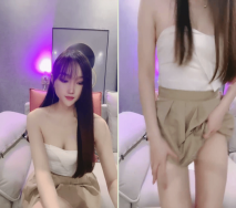 尖下巴網紅小姐姐！下海大秀自慰！脫光光白皙皮膚，穿上黑絲極品美腿，掰穴揉搓很是誘惑