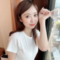 「對漂亮女人精油愛撫的秘密」身材苗條白皙，是一位醫學系的女學生。濕滑的性愛能增強女性敏感高潮。