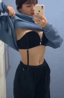 大奶網美自拍外流，可惡想揉