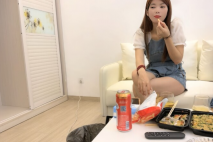 【瘦猴先生探花】，新人良家，小姐姐挺漂亮，酒足飯飽，強迫推倒，逼逼粉做愛配合