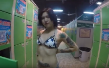 美女水上樂園露出 膽子夠大 更衣室咋是男女共用的