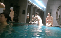 最新流出稀缺國內洗浴中心偷拍浴客洗澡第10季~靚妹看著閨蜜美麗的胴體使勁搓下面