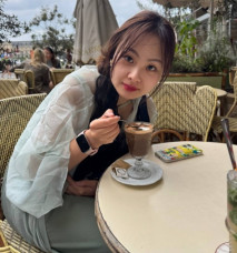表裡不一反差女大學生性愛自拍，衣服不脫躺在牌桌上搞起來