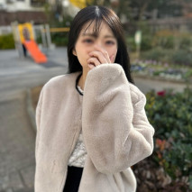 身高148cm嬌小玲瓏的OL，高喊著「把你的精液給我♥」請求中出！白皙柔嫩肌膚和苗條的身材，被猛烈活塞運動瘋狂高潮的視頻