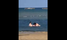 這個牛逼 什麼玩意 人家玩的就是刺激 中年男女在眾人面前吃棒棒 看的小男孩都不想走了