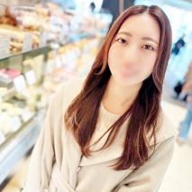 一位具有京都風格的美麗網頁設計師的陰蒂受到刺激，她剃光的陰部大洪水！ “讓我們一起高潮♡”她一邊口交、手淫，一邊用融化的色情表情說，最後用堅硬的陰莖結束！