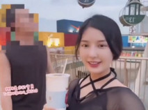 台灣極品大眼睛萌妹-李娜娜-戶外體驗摩天輪口爆,打卡觀看美麗海景,配上一條好吃香腸,在摩天輪各種姿勢口交香腸