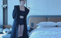 探花王安全換4K偷拍設備酒店約炮 女神氣質身材高挑長腿妹子扛腿抽插打樁機把她幹得不要不要的