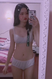 東莞妹子模樣鮮嫩可口 兩瓣陰唇有點乾涸，急需大肉棒填補！