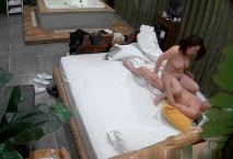 情趣酒店偷拍精壯小夥約炮身材豐滿的留守少婦 直接把她操趴了