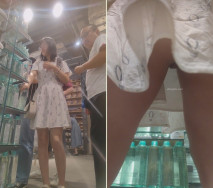 推薦 商場抄底【無內白虎眼鏡妹】10個眼鏡9個騷，看著清純實則反差，玉足特寫，龜男似乎發現了但並沒有制止