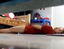 房東經常偷窺幾個租客小姐姐下班回家的私密生活，性飢渴的時候對著鏡子自慰