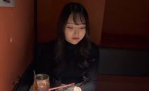 俘虜大叔的可愛偶像志願美女。 喝多了後騷了起來，馬上性愛的口內發射。 被2個男人活塞完全墮落，顏射和大量中出2連發共計4發射！