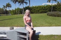 歐美性愛公車 開著車在馬路上找妹子，談好價錢拉上車就開幹