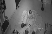 黑客破解家庭網路攝像頭偷拍 終於熬到孩子睡著了老哥和媳婦在兩個孩子中間激情啪啪