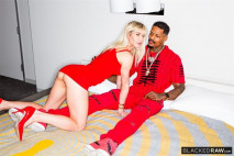 對穿紅衣包臀裙的極品御姐無法抵擋，高跟大長腿跪趴著吸吮玩弄巨屌，啪啪抽送起伏這炮架太爽了猛力操猛射