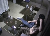 休息室破解攝像頭，真實偷拍技術超好的美女啪啪口交打飛機，搞的沙發上全是淫水，事後擦一擦