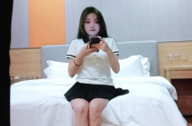 探花大神回歸，【利哥探花】，深夜外圍場，皮膚很白的四川小姐姐，打樁機狂暴輸出，幹得她一直嗷嗷叫！