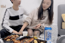 【瘦猴子探花】良家新人，護膚店老闆娘，強撩衣服吸奶喊不要，大屌騎臉插嘴，半推半就很是刺激