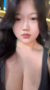 巨乳小美女玉玉，很有實力的雙峰，誰玩誰爽，簡直是乳交的極品玩物