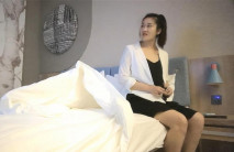 極品豐腴性感白皙美女約到酒店，大長腿挺翹奶子躺在床上扭動銷魂受不了撲上去揉捏吸吮啪啪嬌吟操