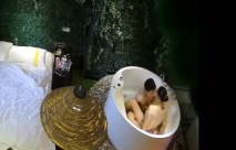 2022-新流出精品綠葉浴缸房偷拍-年輕情侶在浴缸裡做愛