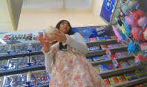 稀有超市清純可愛的花裙妹子居然無內褲逛街