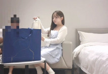 老王探花2500重金約炮剛剛出來兼職的大三美女 人美B嫩幹起來太爽了