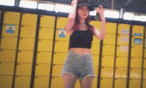 十月最新流出水上樂園更衣淋浴室偷拍 紋身媽媽和仙女顏值女兒淋浴Vs青春美胸學妹