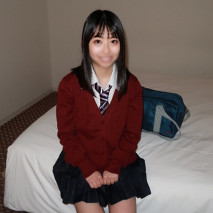 無修正＜♡未經處理的蓬鬆的陰毛＞美乳制服女子，中途取下套套直接插入&中出