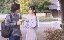 綠帽男友 雙馬尾可愛女友為保護男友不被欺負主動獻出肉體，操一次腰間掛一個避孕套！無能的男友看著畫面居然硬了