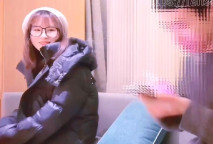 約到長相乖巧可愛妹子，床上特別騷操到她出白漿