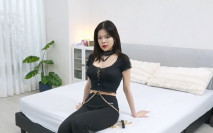 調教極品美穴Mia掐脖69牽繩樣樣來 被兩男玩弄到潮吹顏射3P