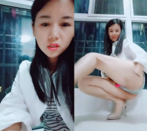 寂寞的財務姐姐飢渴壞了，全程露臉陪狼友騷，看著狼友的淫詞蕩語騷穴直流水，自己舔奶子陽台上跳蛋抽插騷穴