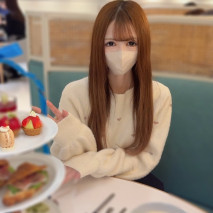 【露臉】在歌舞伎町工作的陪酒女郎。雖然不能透露太多視頻的內容，但這是一個用隱藏攝影機拍攝的中出視頻。