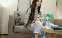 約了一個女神級清秀小美女，精緻容顏嬌小迷人，雞巴蠢蠢欲動 白絲襪扛起美腿對準飽滿逼逼大力轟擊抽操