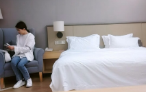 重金約兼職小美女，苗條可愛，小逼逼還挺粉，被爆操一番叫聲銷魂蝕骨，推薦