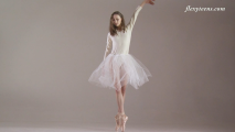 妙齡極品芭蕾舞美女跳著跳著衣服就跳沒了 極致唯美人體與藝術完美結合