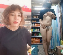 超市老闆娘露臉看著店也陪狼友發騷，逼逼裡塞著跳蛋漏出奶子玩弄，跟狼友互動撩騷跳蛋抽插騷穴把自己搞噴水