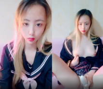 JK裝金髮小姐姐！撩起裙子沒穿內褲！無毛騷穴揉搓，跳蛋塞入按摩器震動，爽的浪叫呻吟